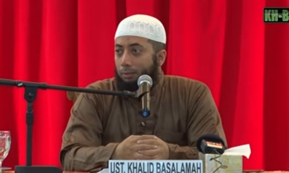 Ustadz Khalid Basalamah  menjelaskan tentang hukum sangat berambisi dengan perkerjaan.