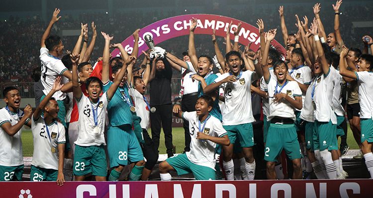 Pemain Timnas Indonesia U-16 merayakan kemenangan seusai mengalahkan Timnas Vietnam U-16 saat laga final AFF U-16 2022 di Stadion Maguwoharjo, Depok, Sleman, D.I Yogyakarta, Jumat (12/8/2022). 