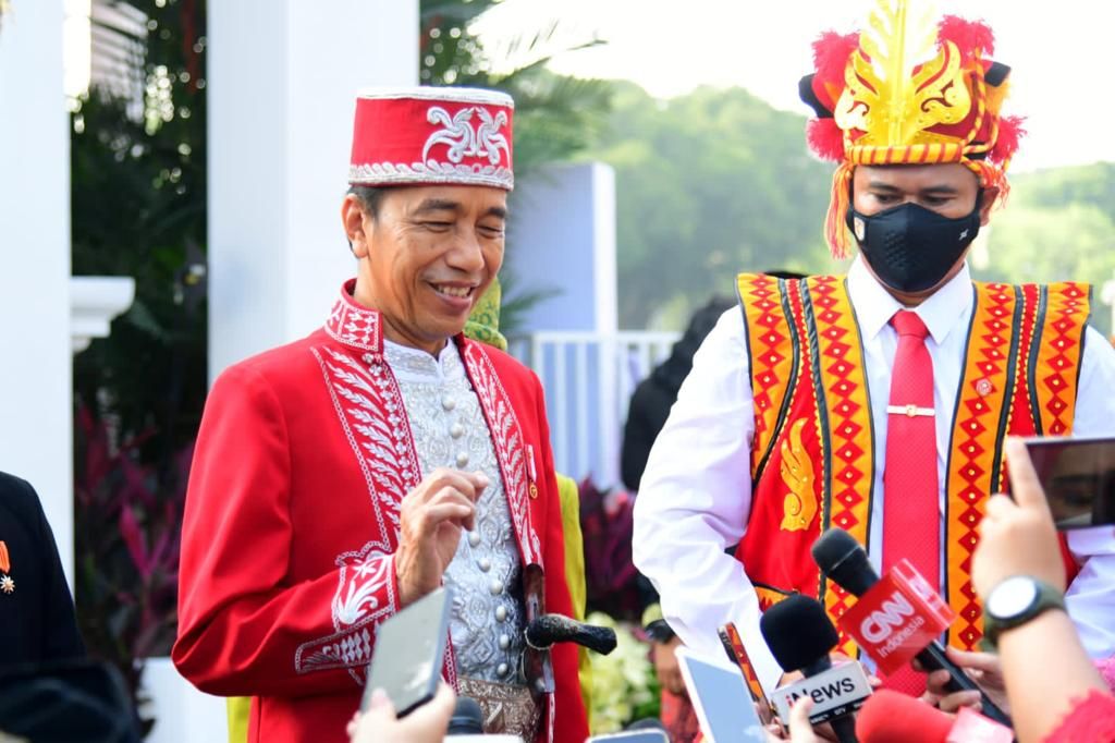 Presiden Joko Widodo mengenakan baju adat Buton saat Upacara Bendera HUT ke-77 RI