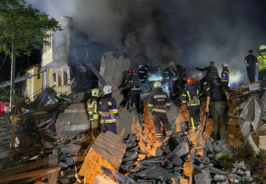 Tim penyelamat bekerja di lokasi sebuah bangunan tempat tinggal yang dihancurkan oleh serangan rudal Rusia, di tengah serangan Rusia ke Ukraina, di Kharkiv, Ukraina 17 Agustus 2022. 