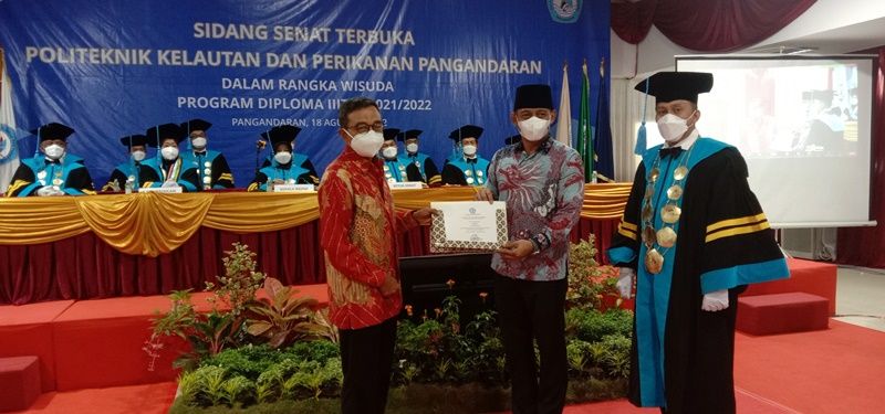 Ketua DPRD Pangandaran Asep Noordin sedang menyerahkan penghargaan kepada salahsatu orangtua wisudawan Poltek KP, Kamis, 18 Agustus 2022.