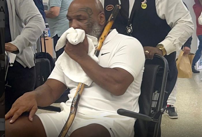 Kondisi terkini Mike Tyson yang sedang duduk di kursi roda saat berada di Bandara Miami