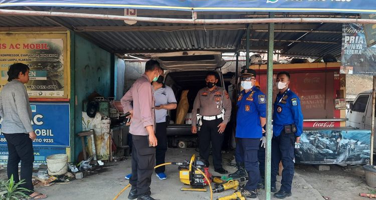 Proses evakuasi seorang pria terjepit mobil di Jalan Terusan Kiaracondong (dekat Pertigaan Kordon) Kelurahan Cijawura, Kota Bandung Jumat, 19 Agustus 2022.