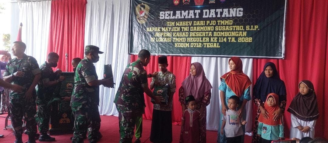 Mayjend TNI Darmono saat menyerahkan santunan kepada sejumlah anak yatim dan piatu di Desa Kedungkelor Kecamatan Warureja Kabupaten Tegal, Kamis 18 Agustus 2022.