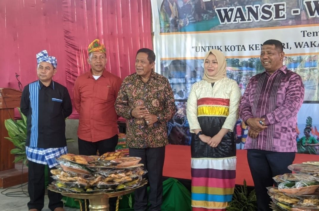 Ketua DPW Garnita Malahayati NasDem Provinsi Sultra, Sitya Giona Nur Alam (kedua dari kanan) saat menghadiri pargelaran budaya kerukunan keluarga Wanse, Wakatobi, Sabtu 20 Agustus 2022. 