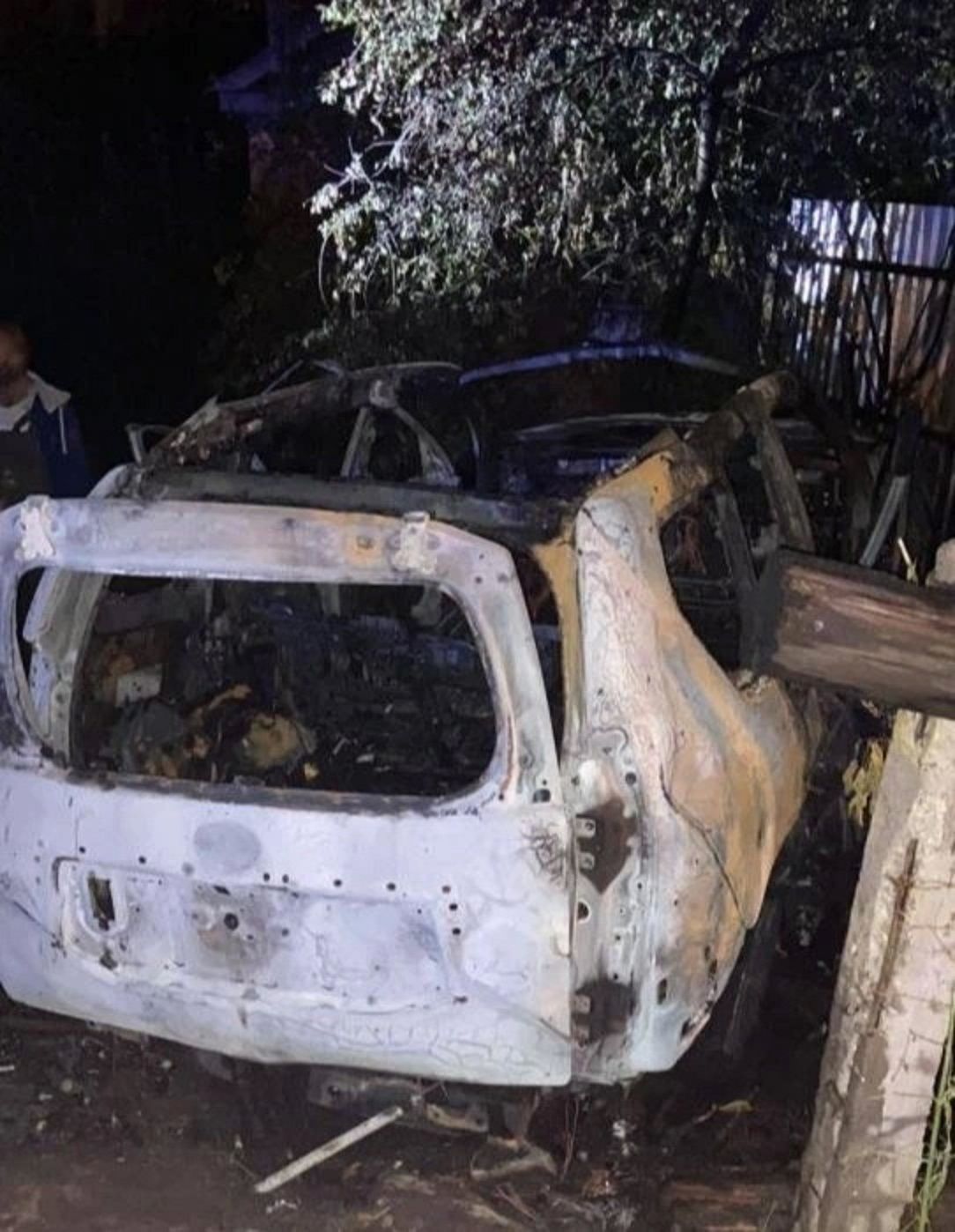 Sebuah Toyota Land Cruiser Prado yang terbakar terlihat di tempat kejadian./  