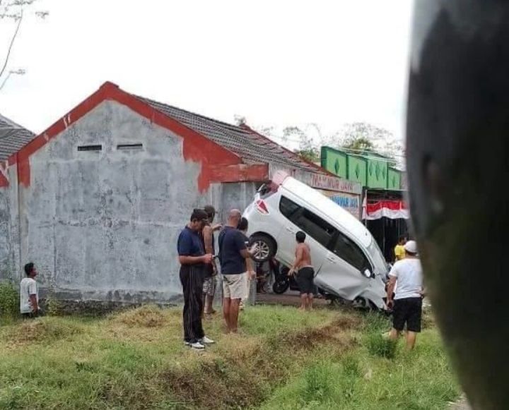 Kecelakaan di Jalan Kopeng Magelang, Mobil Tertancap di Depan Rumah, Begini Kejadiannya