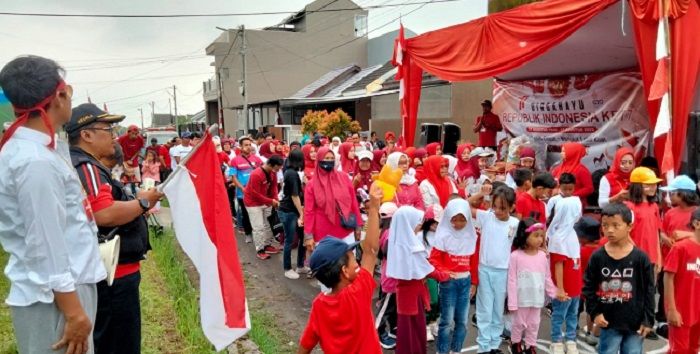 Ketua RW 16 Bumi Endang Residence Helmi Ali Akbar membuka kegiatan jalan sehat Peringatan HUT ke-77 Kemerdekaaan Republik Indonesia, Minggu 21 Agustus 2022.*