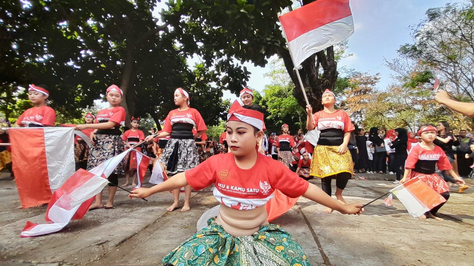 Para penari melakukan tarian kolosal Kasunyatan pada acara Kariaan Agustusan Rakyat Cimahi 2022 di Plaza Rakyat  Cimahi Minggu 21 Agustus 2022.