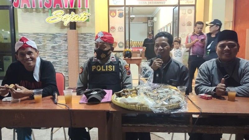 Kades Jatisawit Dedi Susilo Wibowo bersama Polmas dan perangkat desa pantau lomba kentongan dan jogo tonggo.