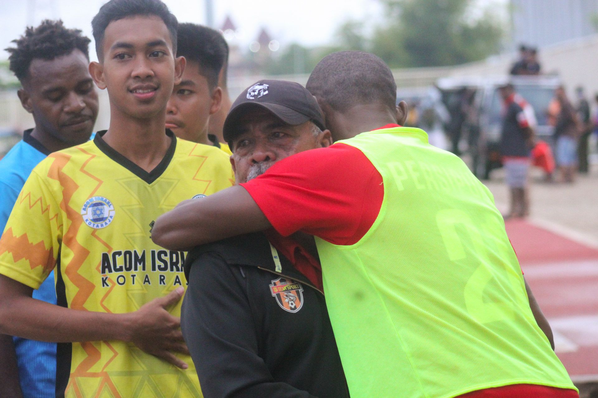 Owner Toko Ifan Sport, H. Hamzah saat berpelukan dengan pemain senior Persipura Yustinus Pae usai laga ujicoba dok (PORTAL PAPUA)