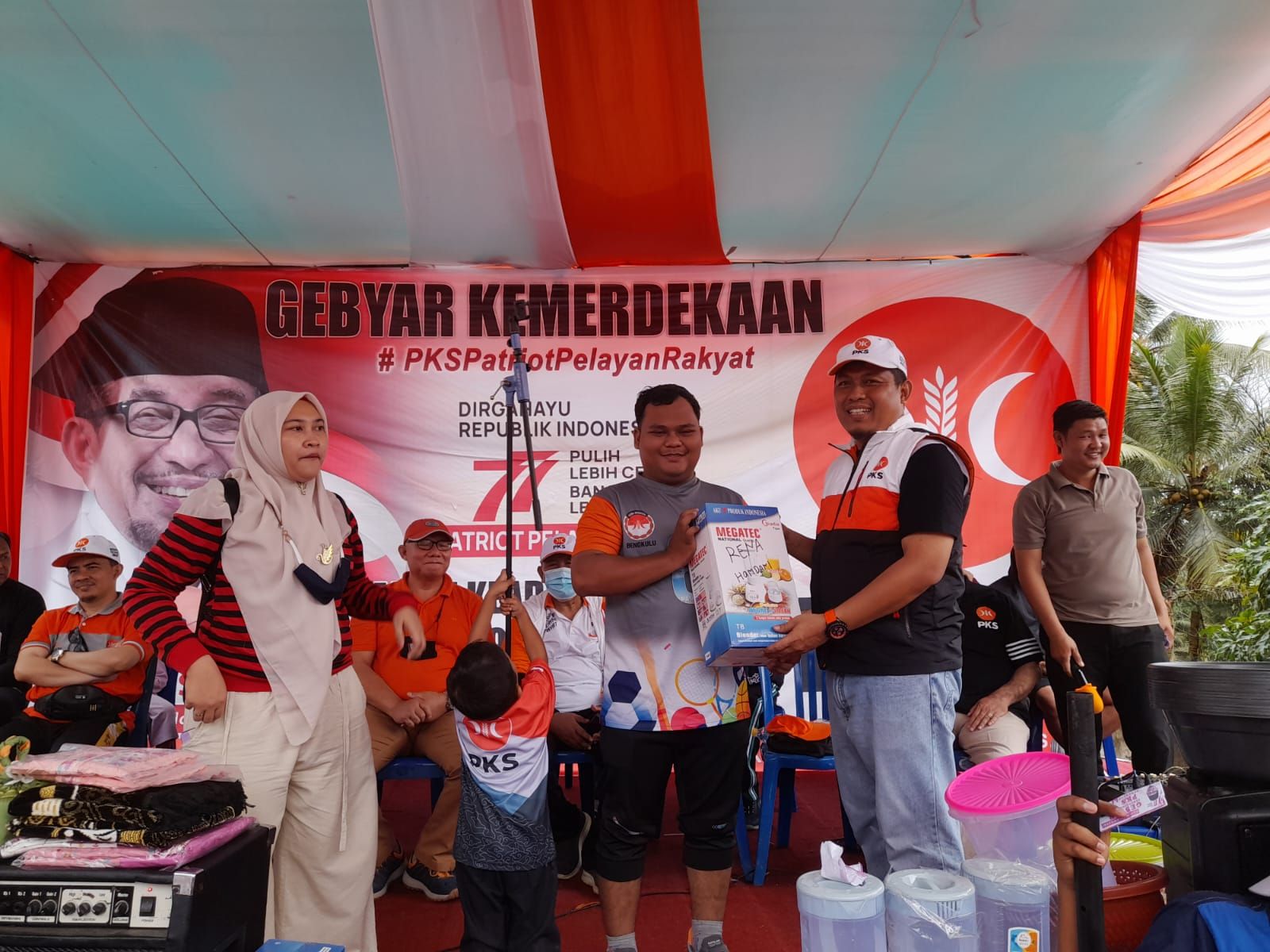 Ketua DPTW PKS Bengkulu, H. Sujono menyerahkan hadiah kepada peserta