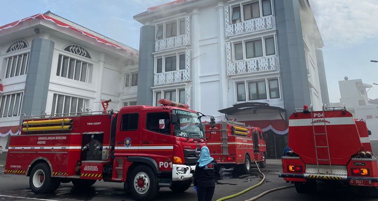 Situasi pemadaman kebakaran Gedung DPRD Jabar, Kota Bandung pada Minggu 21 Agustus 2022.