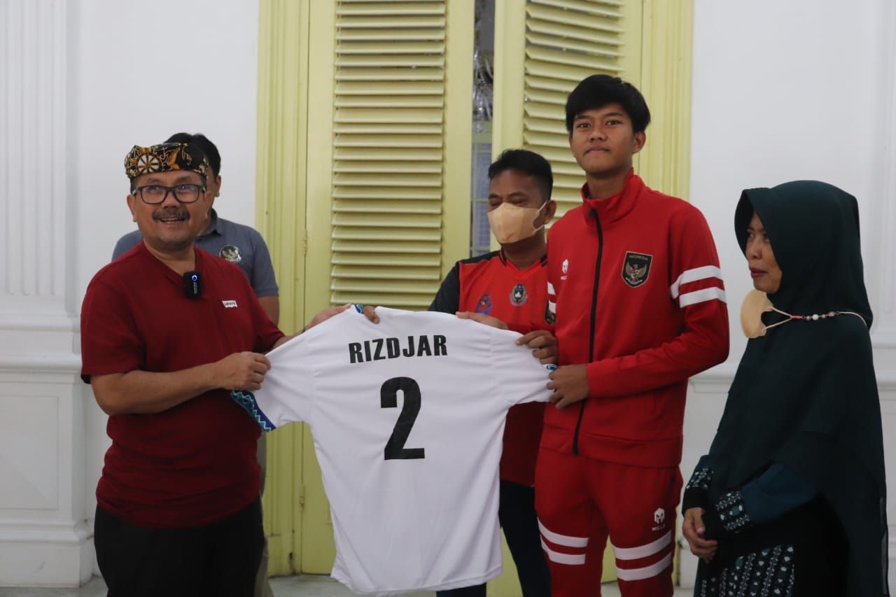 Pemain Timnas U-16, Rizdjar Nurviat Subagja di Pendopo Bupati Cirebon