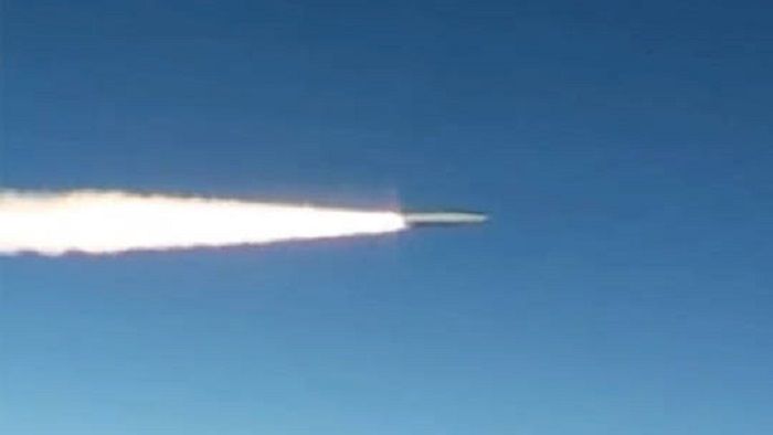 Rudal hipersonik Kinzhal milik Rusia ditembakkan selama uji coba.*  