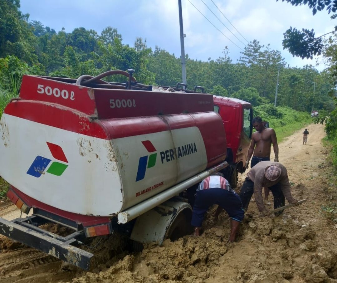 Mobil tangki pengangkut BBM milik transportir PT Fajar Mekar Wakatobi terjebak ditengah jalan rusak menuju Roko-Roko, Konawe Kepulauan. 