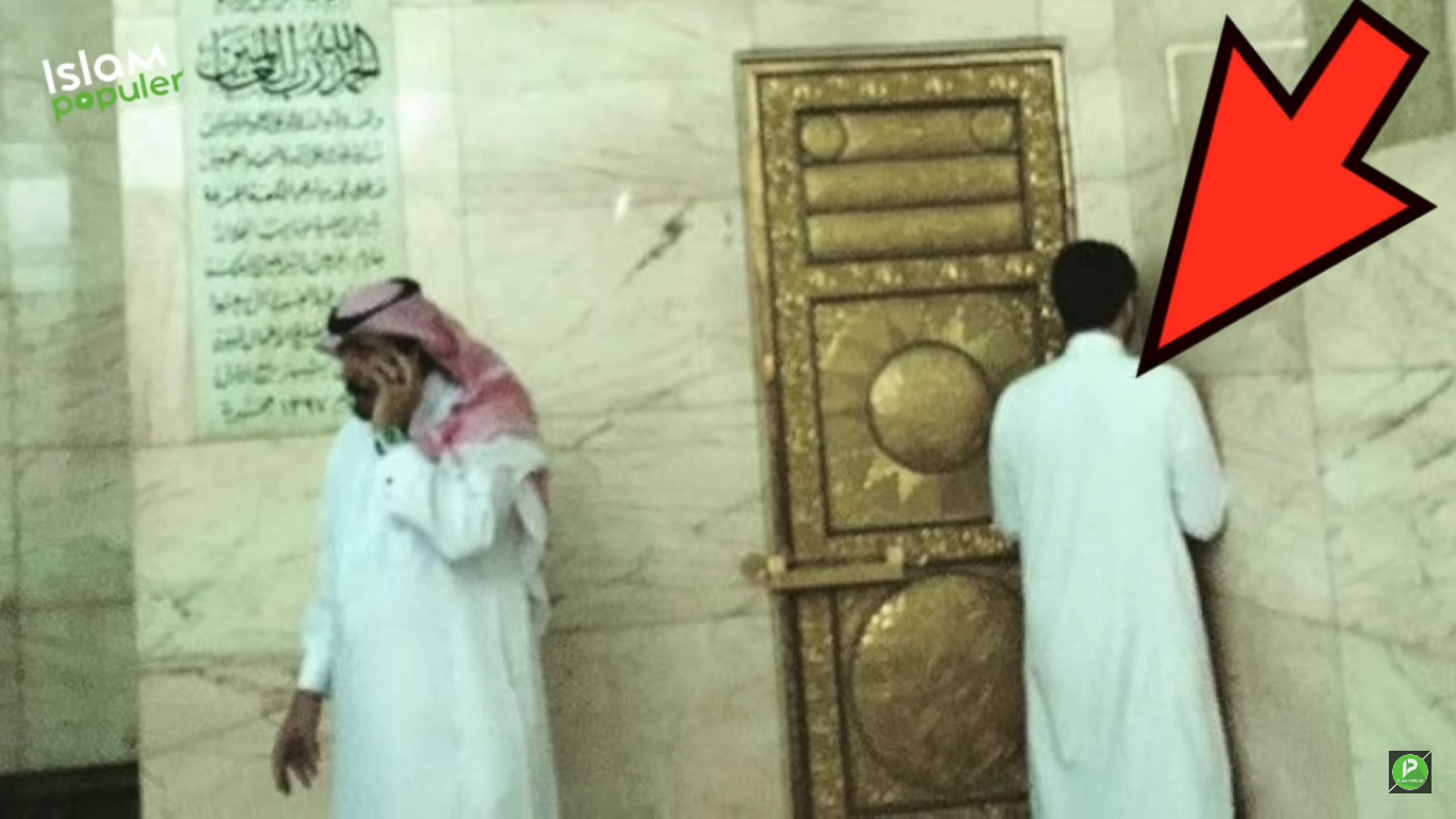 Di balik pintu dalam Ka'bah itu terdapat tangga menuju langit-langit Ka'bah atau biasa disebut pintu tobat.