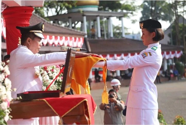 Anggota Paskibraka Kota Serang 2022 menerima Bendera Merah Putih pada upacara Pengibaran Bendera peringatan HUT ke 77 RI, 17 Agustus 2022.