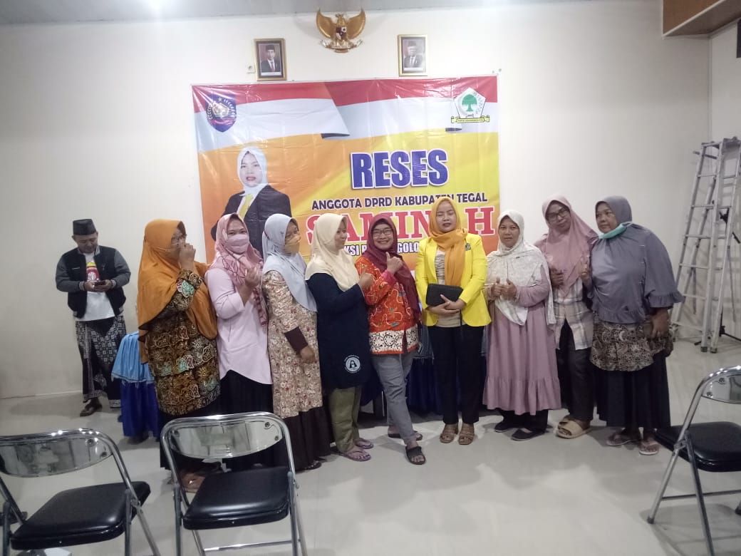 Anggota DPRD Kabupaten Tegal, Saminah, foto bersama dengan warga, usai reses MP ke III Tahun 2021-2022.