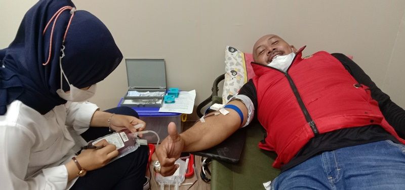 Salah satu warga Pangandaran sedang mendonorkan darahnya di ruko Carita Grand Pangandaran, Rabu 24 Agustus 2022.