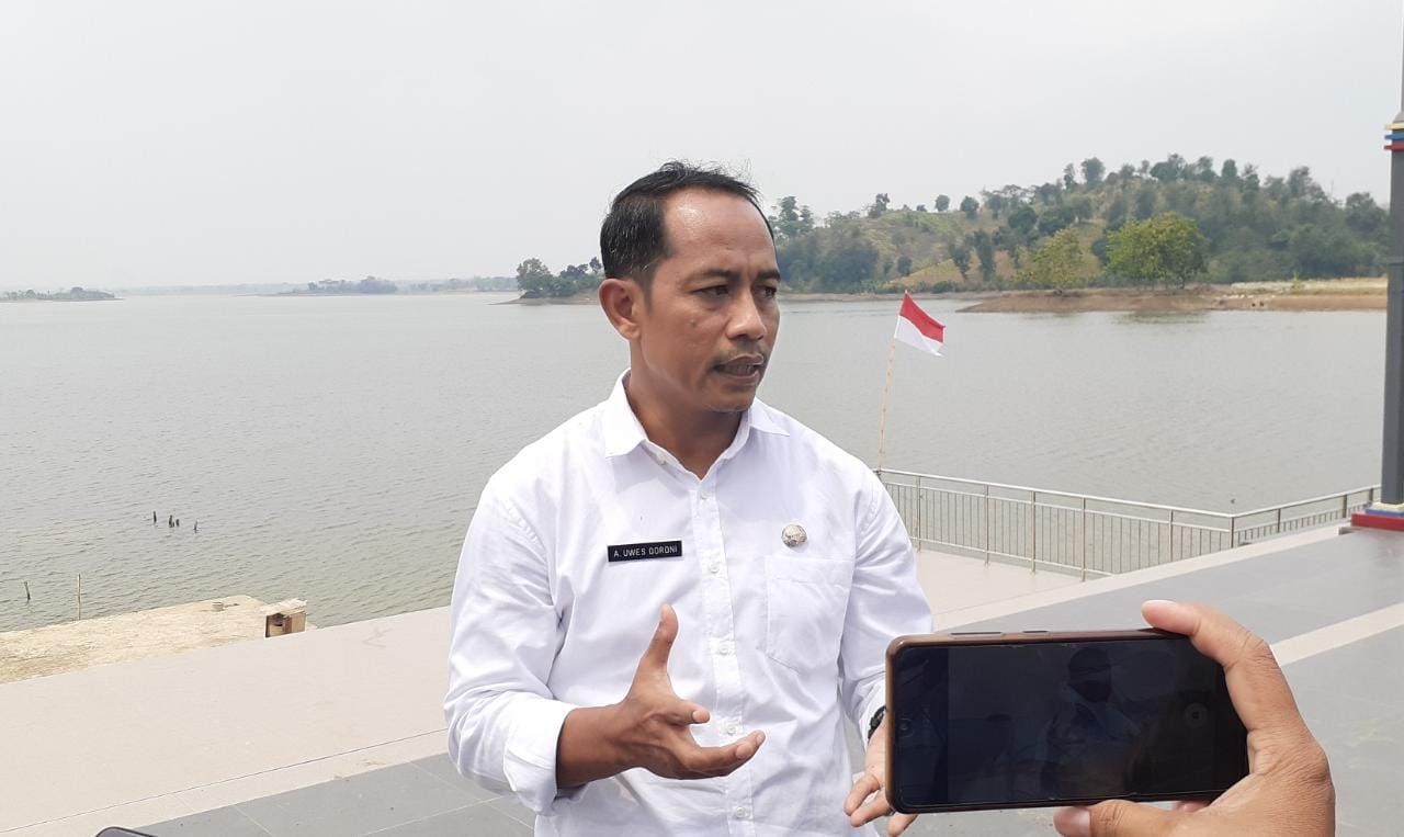 Kepala Dinas Porapar Kabupaten Tegal Akhmad Uwes Qoroni menerangkan rencana pembukaan wisata Waduk Cacaban pada Oktober 2022. / Kabar Tegal/Dwi Prasetyo Asriyanto