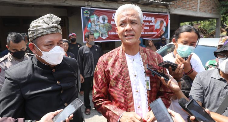 Gubernur Jawa Tengah Ganjar Pranowo uji coba mobil listrik.