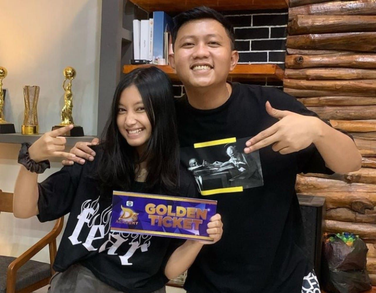 Potret Cantika Davinca bersama Denny Caknan saat memperlihatkan Golden Tiket audisi Dangdut Academy 5 Indosiar 