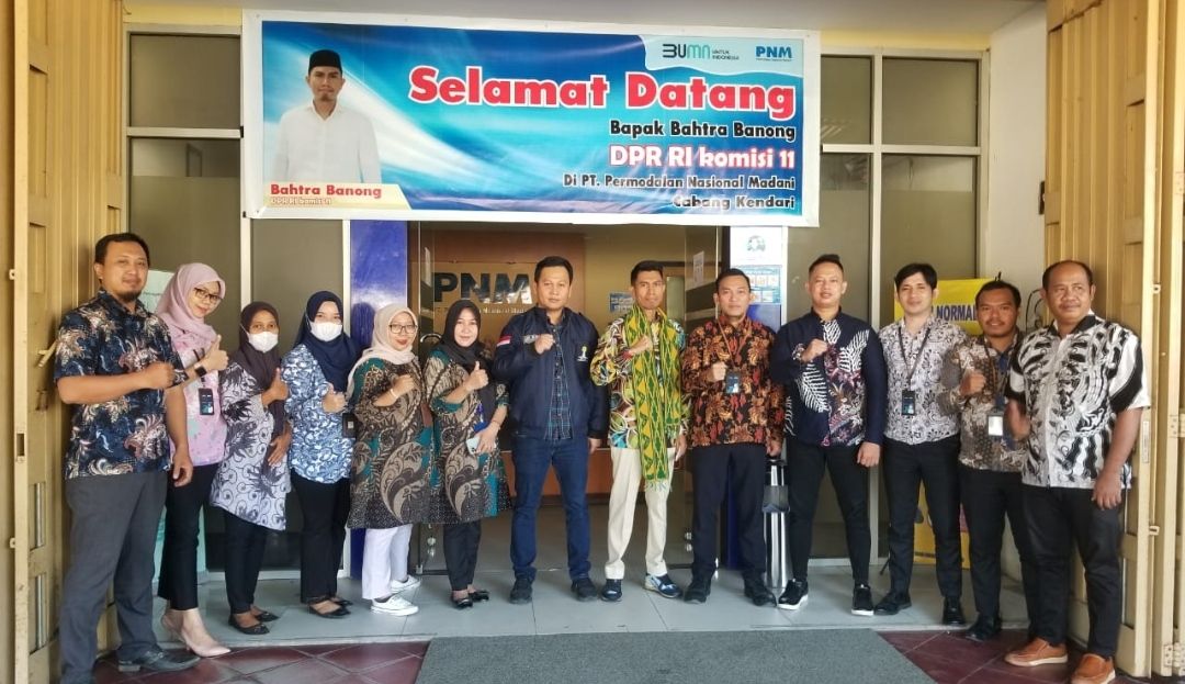 Anggota Komisi XI DPR RI, Bahtra Banong saat berkunjung ke Kantor Perwakilan PNM Sultra. 