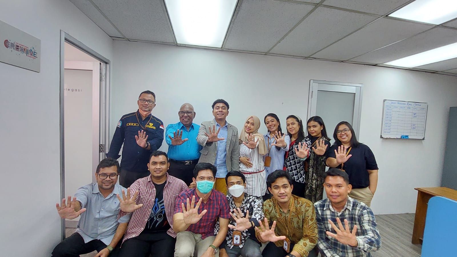 Billy Mambrasar bersama rekan  -  rekan kerjanya.