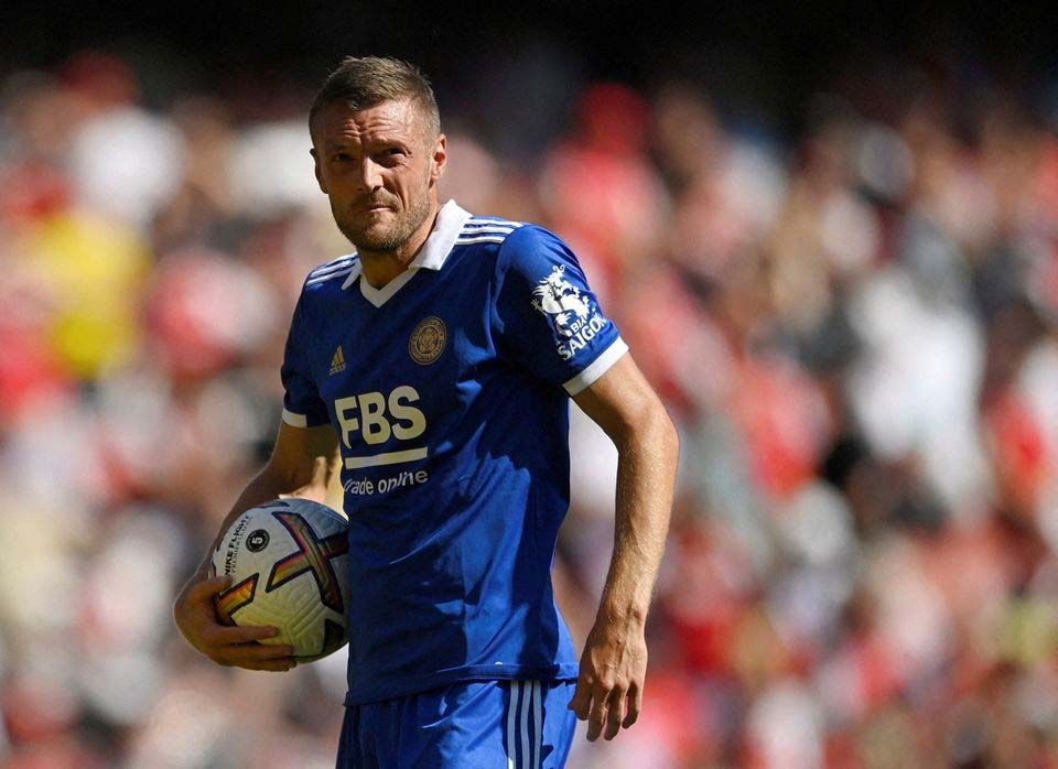 Pemain Leicester City Jamie Vardy bersiap untuk mengambil tendangan penalti tetapi keputusan itu kemudian dibatalkan. 