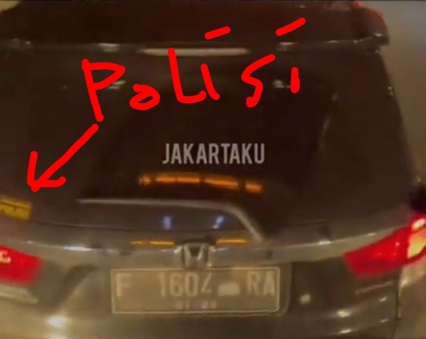 Mobil flat F yang dikendarai pengendara yang memukul sopir TransJakarta