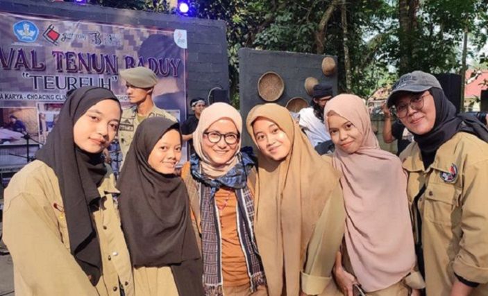 Bupati Lebak Iti Octavia Jayabaya berpose bersama masyarakat usai menghadiri pembukaan Festival Tenun Baduy. Bupati Iti mengajak masyarakat lindungi dan jaga kekhasan budaya lewat Festival Tenun Baduy, Kamis (25/08/2022).