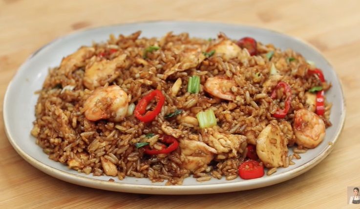  Resep nasi goreng seafood spesial yang gurih dan lezat khas Solaria ala Chef Devina Hermawan.  