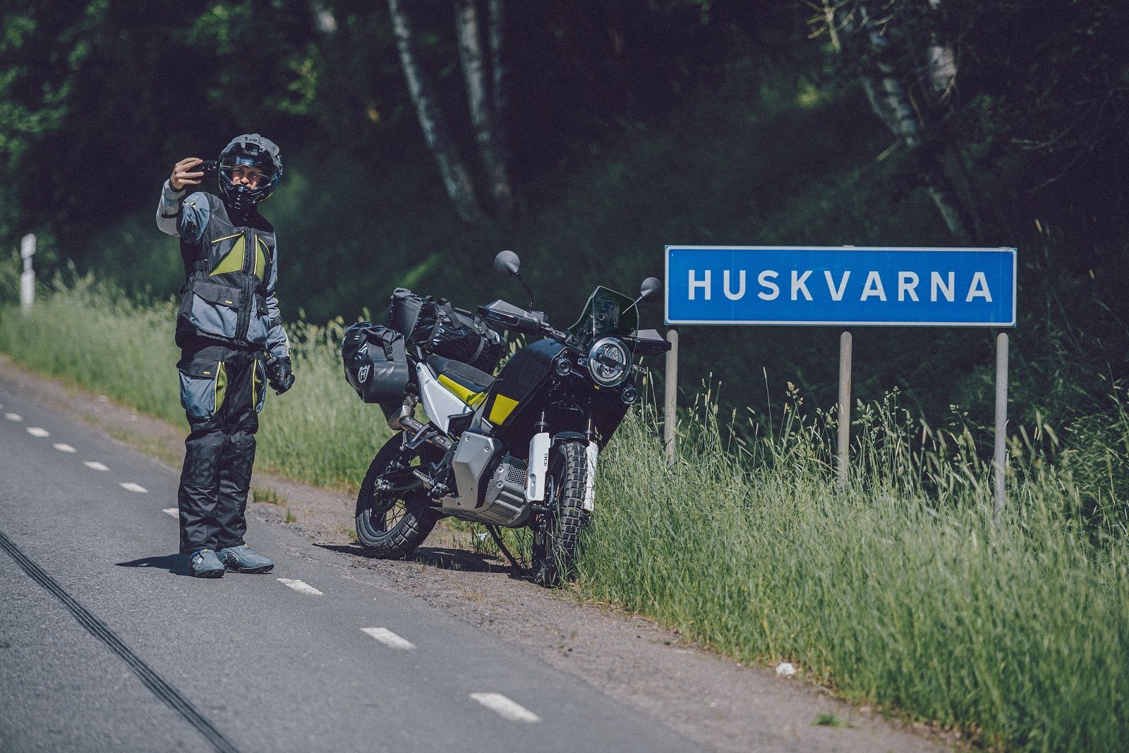 Koleksi pakaian fungsional sepeda motor Husqvarna menampilkan perlengkapan berkendara yang membuat petualangan di jalan raya menjadi sangat menyenangkan.  