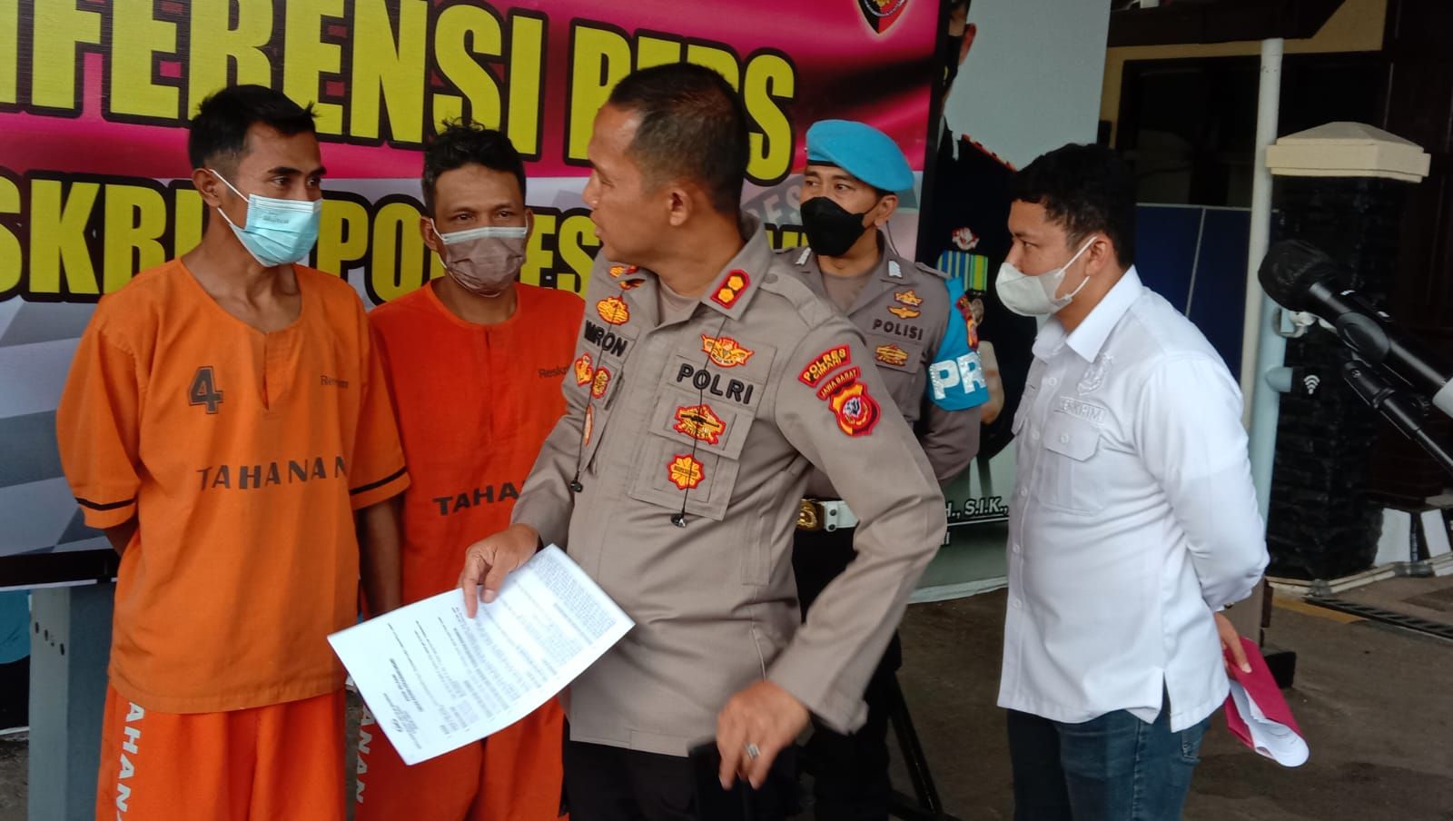Pelaku judi online di Padalarang, Kabupaten Bandung Barat saat rilis kasus di Mapolres Cimahi, Jumat 26 Agustus 2022.