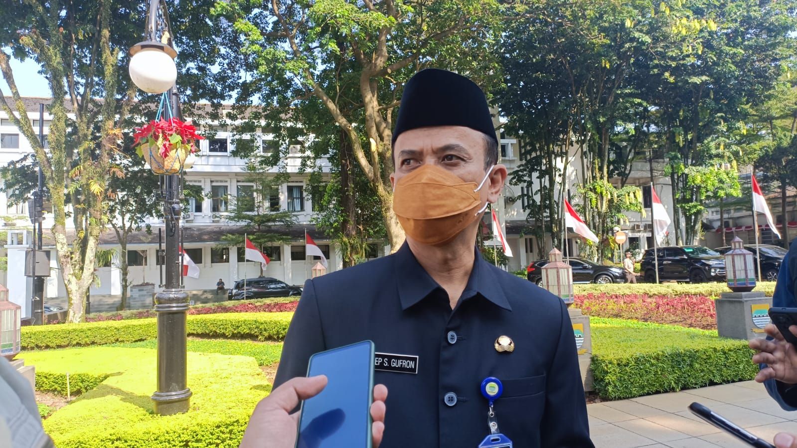 Ketua Satgas Covid-19 Kota Bandung Asep Gufron paparkan data vaksin booster 1 di Balai Kota Bandung, Jumat, 27 Agustus 2022.