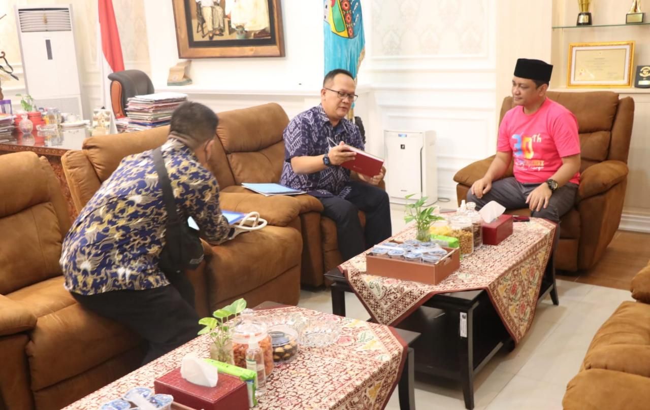 Deputi KPw BI Tegal Dody Nugraha saat berbincang-bincang dengan Walikota Pekalongan.