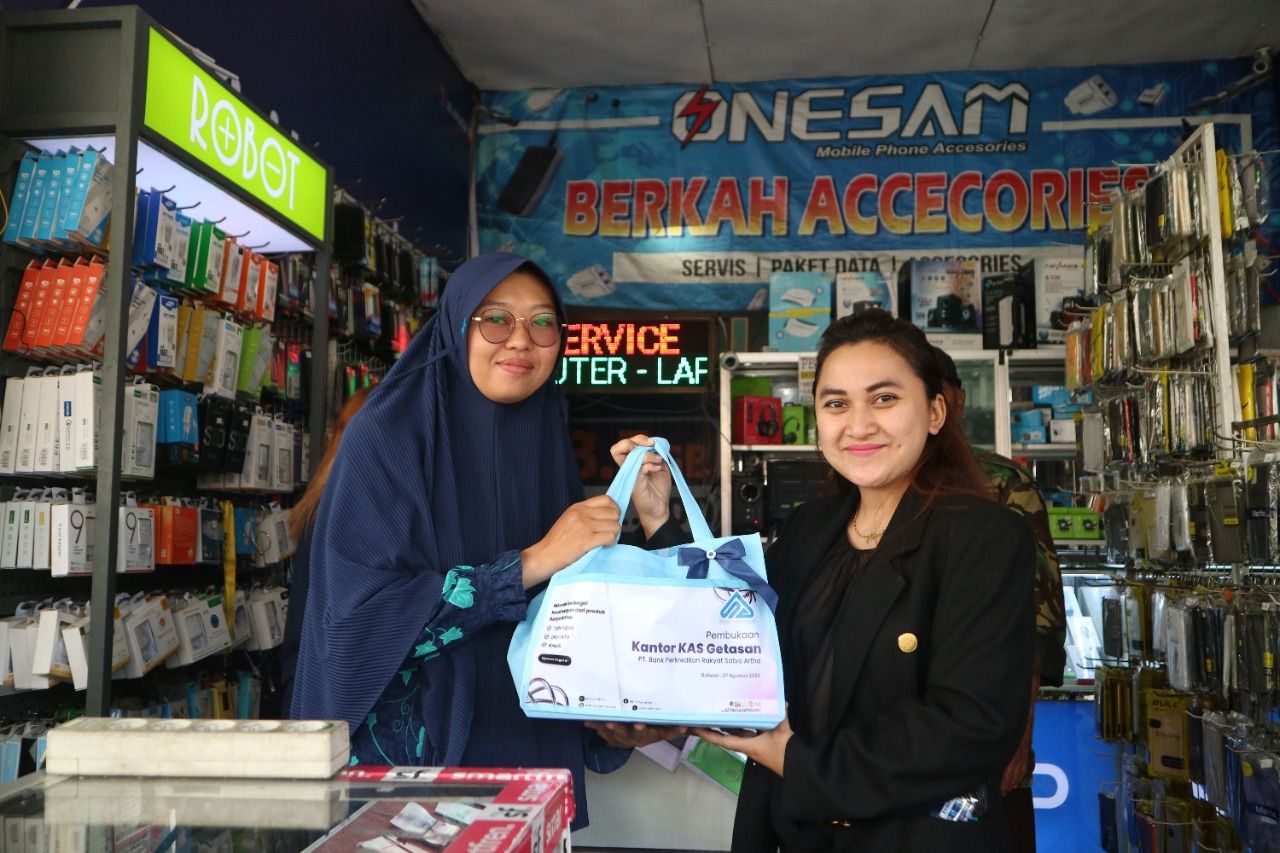 Pembagian Merchandise dari BPR Satya Artha kepada masyarakat dan pelaku usaha di sekitar Kantor Kas Getasan, Kabupaten Semarang