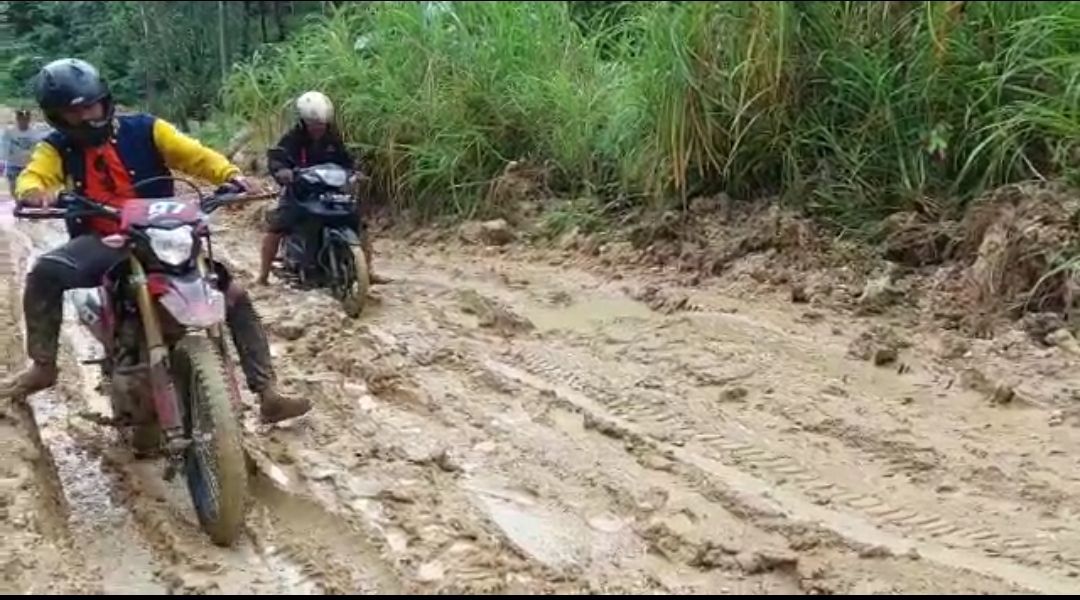 Kondisi infrastruktur jalan di Kecamatan Wawonii Selatan, Kabupaten Konawe Kepulauan yang rusak parah. 