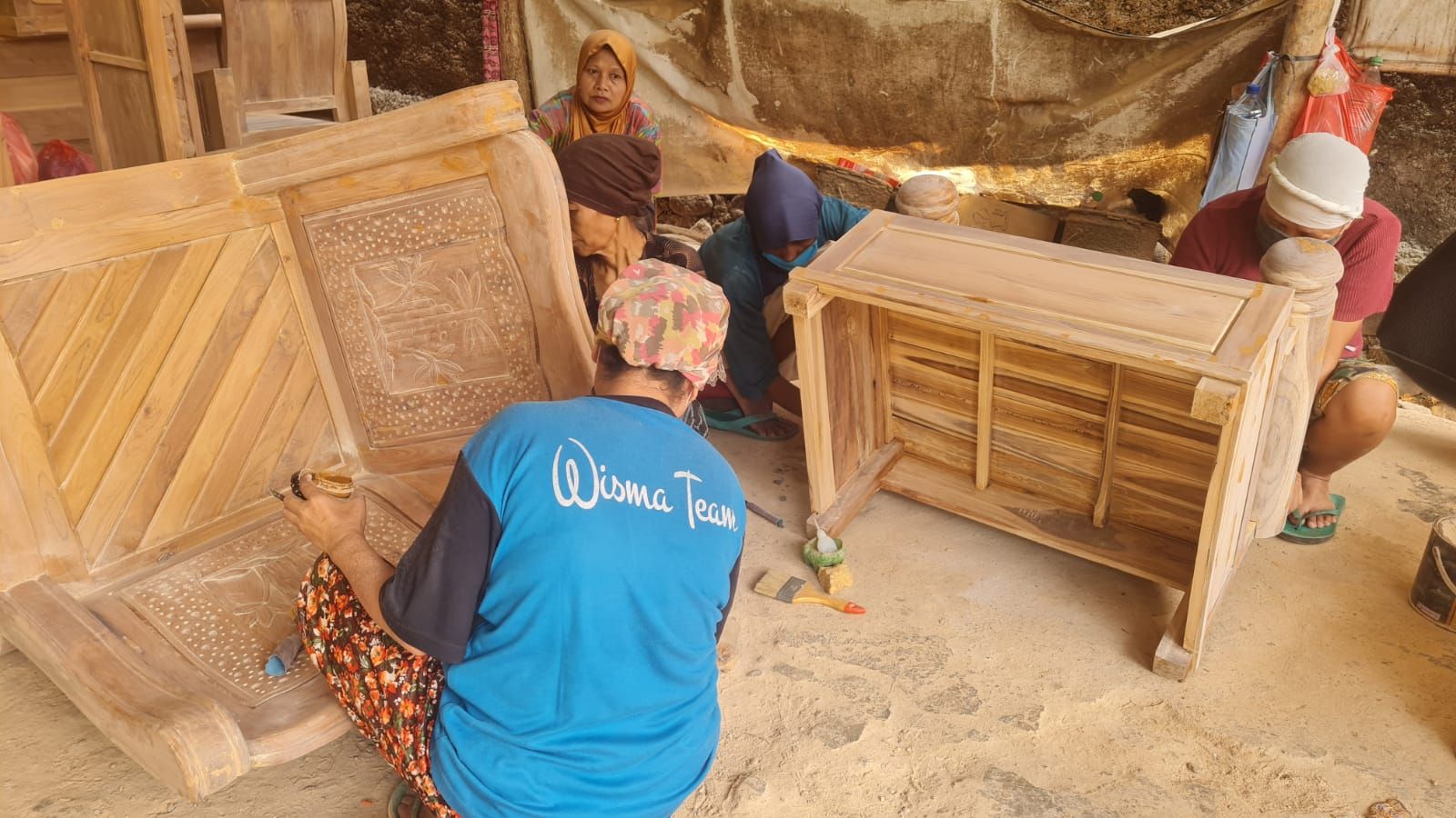 Lapak Ganjar bantu promosi usaha furniture di Desa Kuwasen RT 4 RW 1, Jepara, Jawa Tengah.