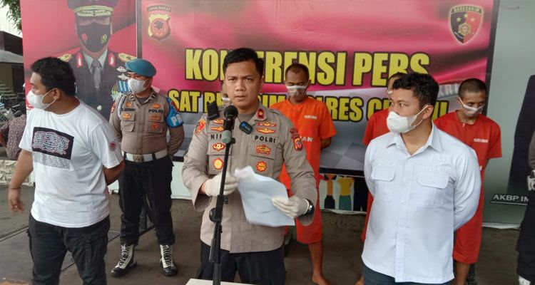 Wakapolres Cimahi Kompol Niko Adi Putra saat rilis kasus pembobolan (pencurian) Superindo Cimahi, Sabtu 27 Agustus 2022.