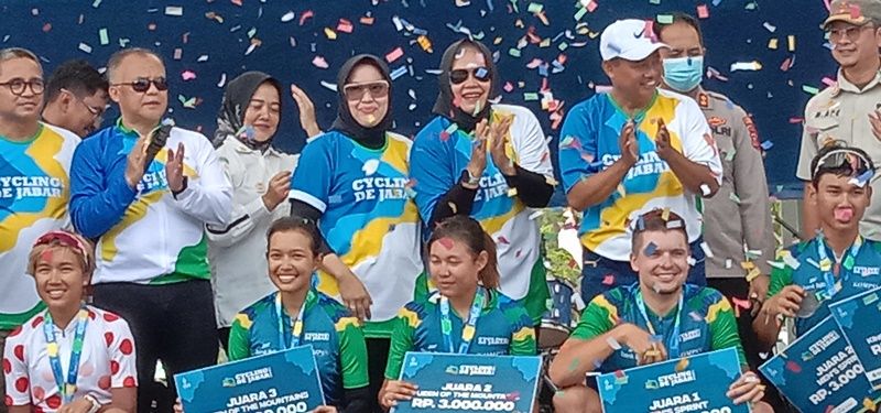 Tampak istri Bupati Pangandaran Ida Nurlaela Wiradinata bersama Ketua Jabar Quick Wiwin Wianti Asep Noordin berada ditengah-tengah para pemenang cycling de Jabar 2022.
