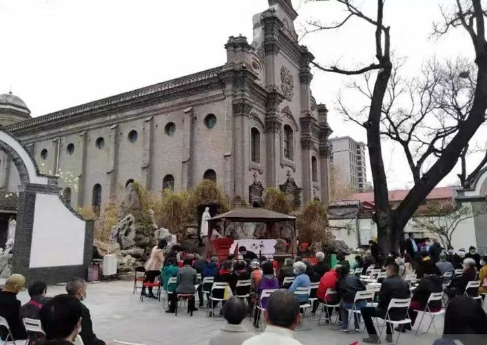 Umat Katholik China saat menjalankan misa di Katedral Immaculata Konsepsi