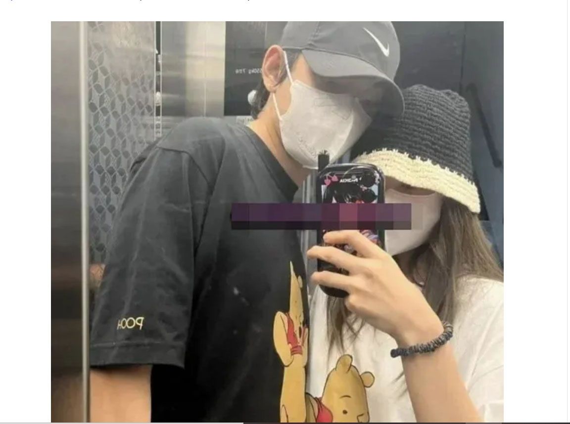 Selfie dua orang yang diduga sebagai V dan Jennie melakukan pose penuh kasih sayang di lift tersebar di mana-mana di Twitter dan komunitas online.