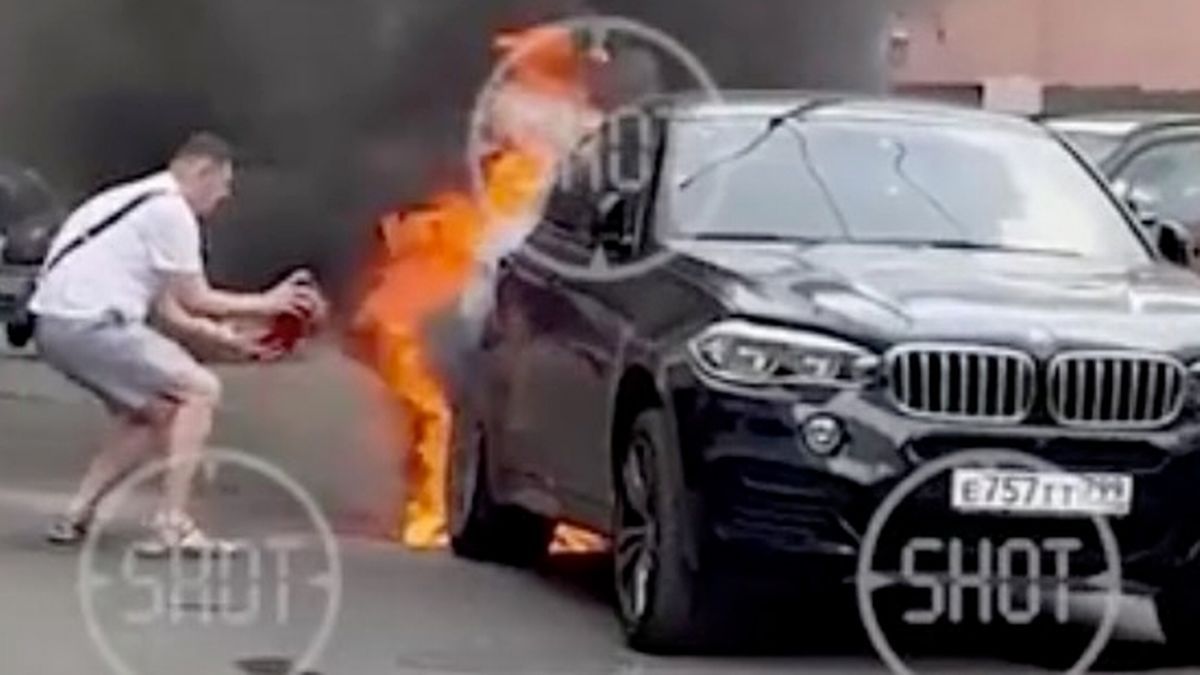 SUV BMW milik Jenderal Yevgeny Sektarev dibakar pengunjuk rasa di Moskow.*  