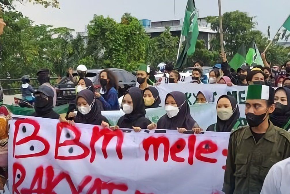 Hmi Demo Tolak Kenaikan Harga Bbm Pasang Poster Di Gedung Dpr Halaman All