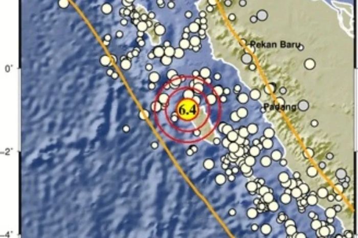 Gempa bumi dengan magnitudo 6,4 mengguncang Mentawai, Sumatera Barat pada pukul 10.29.14 WIB, pada kedalaman 10 km.