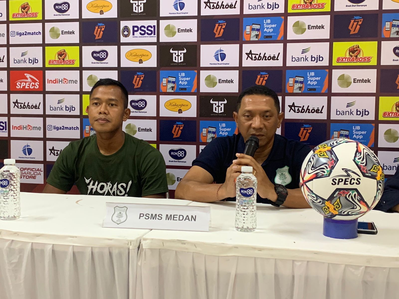Pelatih PSMS Medan I Putu Gede (kanan) bersama kapten tim Joko Susilo (kiri) saat konferensi pers jelang laga kontra PSKC Cimahi 
