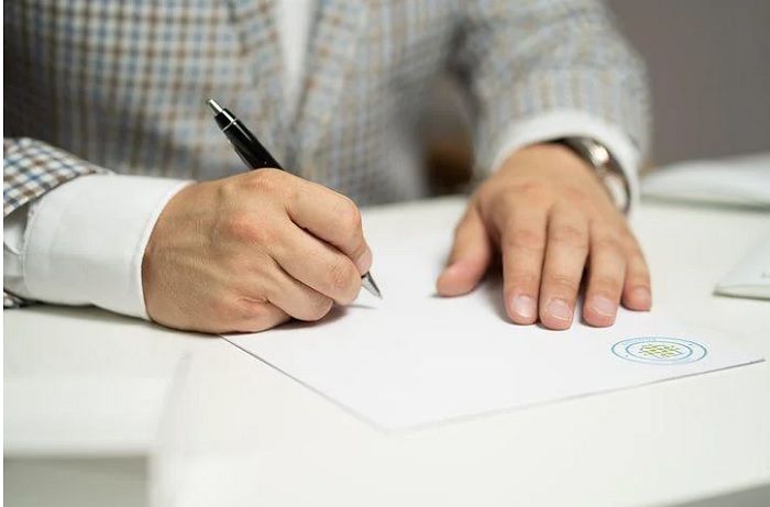 Ilustrasi orang sedang tanda tangan: Inilah penjelasan lengkap tentang pentingnya penandatanganan Berita Acara Pemeriksaan (BAP) oleh tersangka