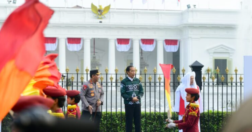 Presiden Joko Widodo melepas Kirab Merah Putih yang mengangkat tema “Menciptakan Kesatuan Indonesia yang Harmoni” di halaman depan Istana Merdeka, Jakarta, Minggu, 28 Agustus 2022.